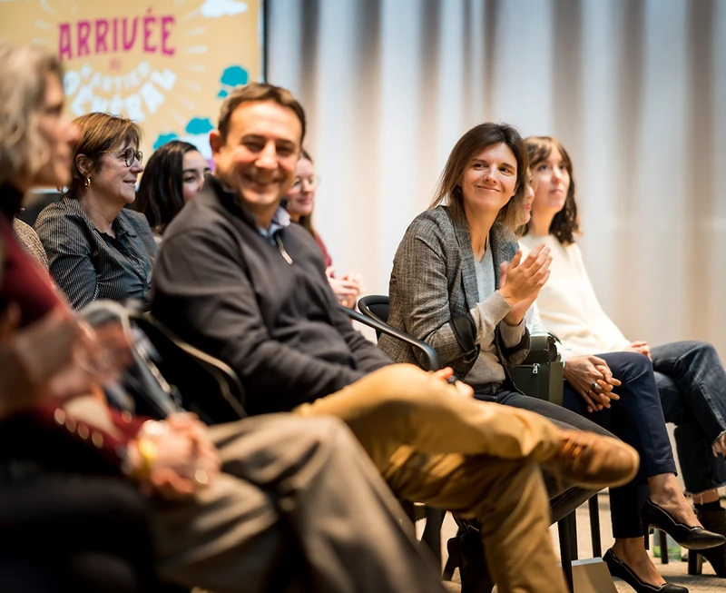 France Kellanova Employees clapping at a conference Mobile