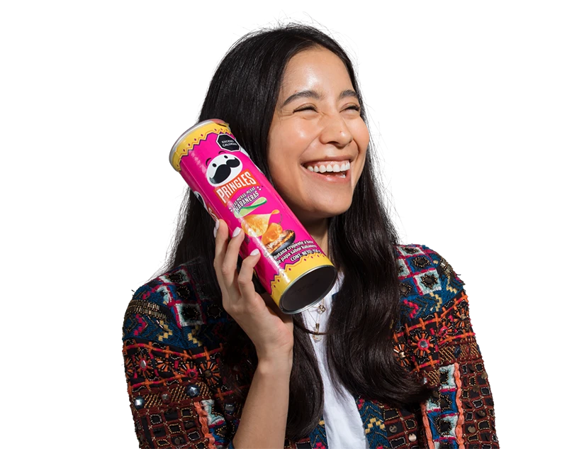 Kellanova intern pretending a Pringles can is a phone mobile